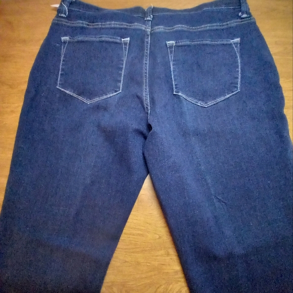 Lee Capri - Picture 2 of 5